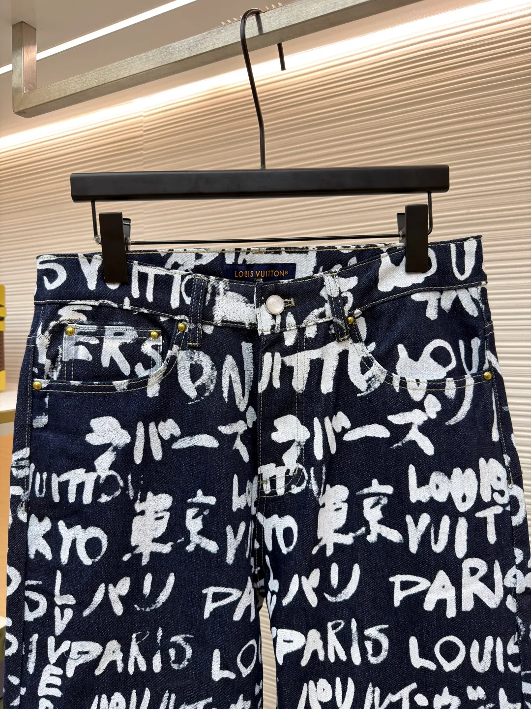 LOUIS VUITTON Tokyo limited graffiti jeans ●Original version: purchased and developed by 16624 ●Item number: 1680938-B50 ●Fabric: denim fabric ●Technology: washed production ●Version: fitted version ●Weight: about 695 grams ●Size: 28-30-32-34-36 ●Description: LV Scribble The print shows the encounter between traditional Japanese calligraphy and Western street art, using a "hand-drawn" style to express the brand logo, Paris and Tokyo. The casual design has an urban feel and can be paired with the matching jacket to complete the show. The overall wiring is straight and delicate, the fabric is comfortable and soft, and the color is consistent without color difference. It can be matched with the same style to create a fashionable look and control various occasions. Customized accessories, complete with three standards, same style for men and women!
